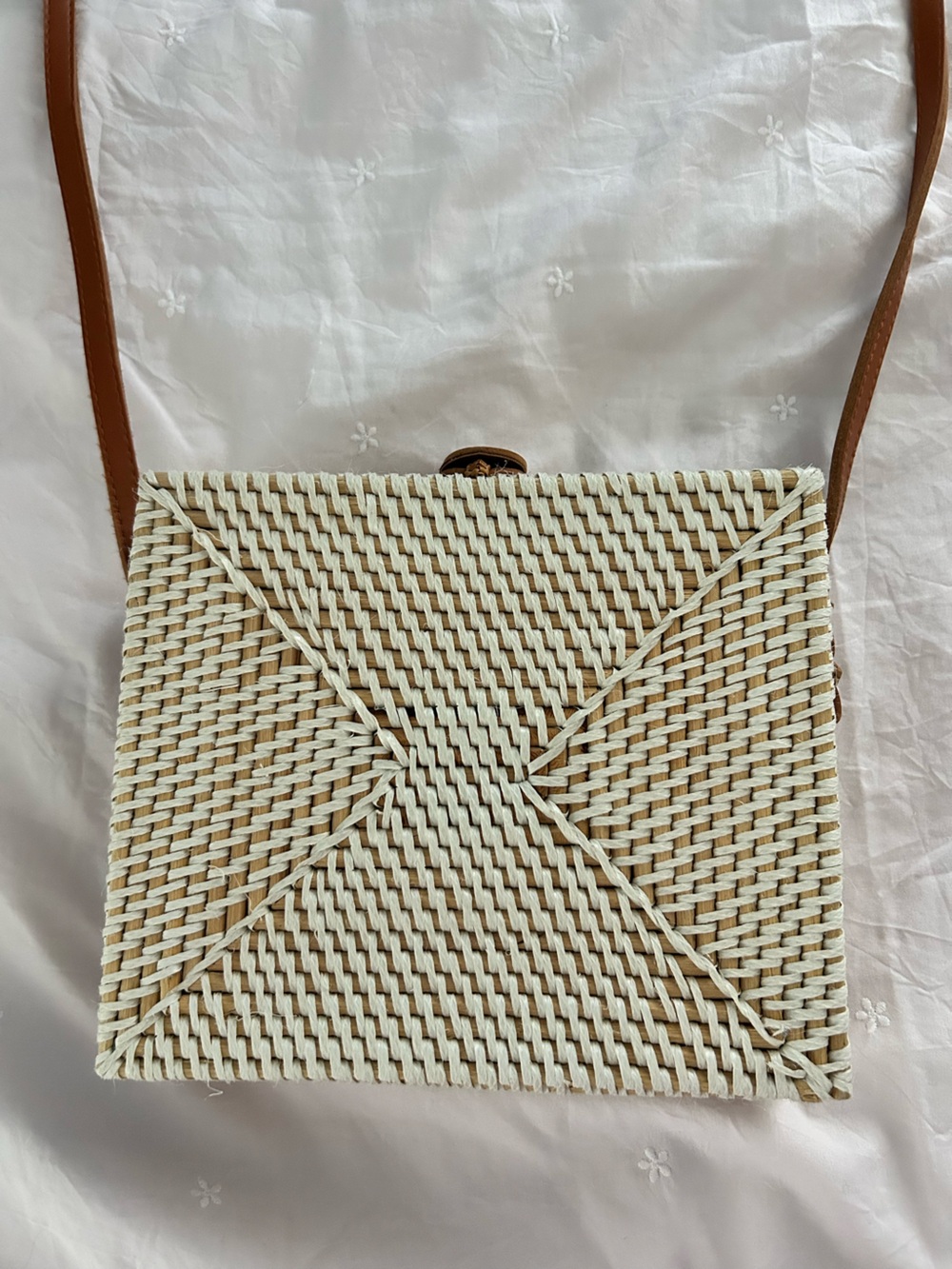 Square white Lilly rattan purse - Picture 4 of 5